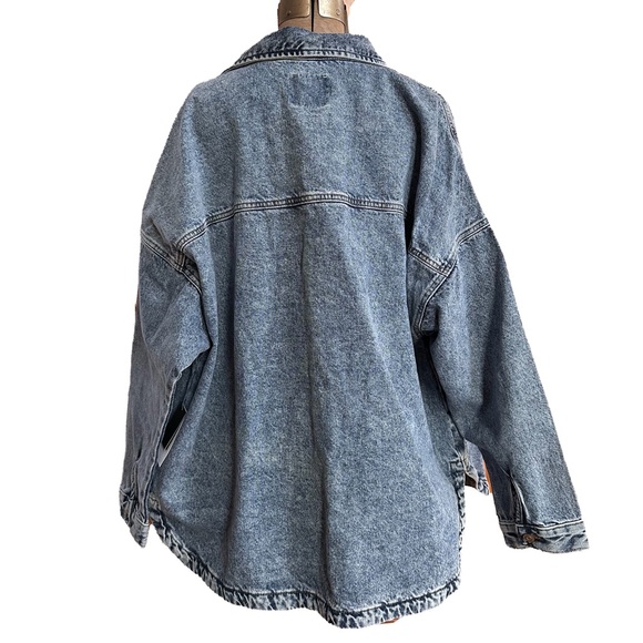 Celebrity Pink Oversized Shacket Button Down With Chest Pockets Acid Wash Denim - Picture 5 of 9